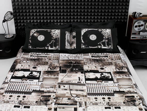 bedroom comforters on Turntable Bedding   Cool Material