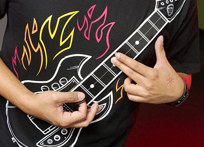 rock_guitar_shirt_closeup