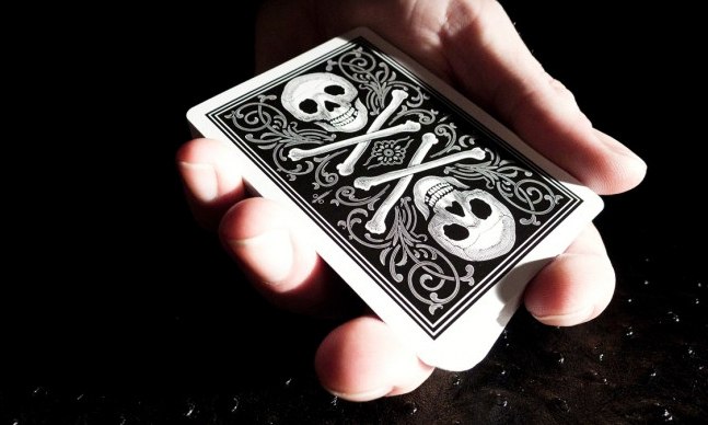 Bicycle-Skull-and-Bones-Cards-1