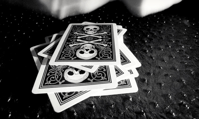 Bicycle-Skull-and-Bones-Cards-2