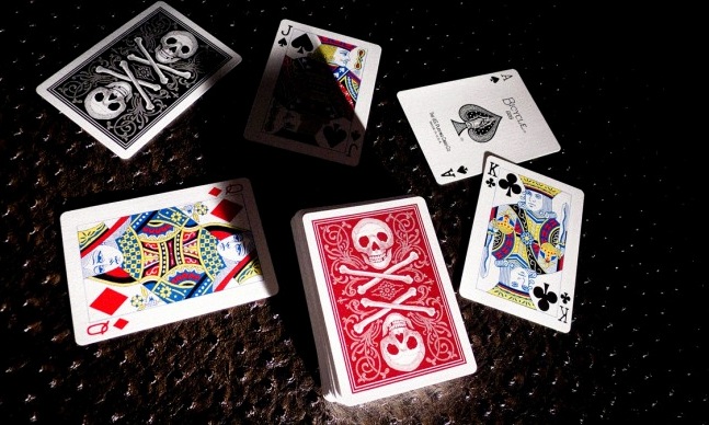 Bicycle-Skull-and-Bones-Cards-3