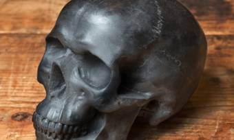 black-skull-candle