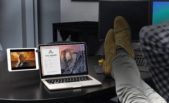 Mountie Attaches Your Phone or Tablet to Your Laptop