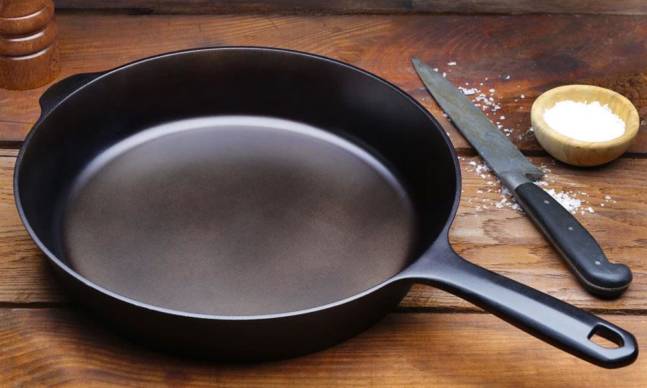 The Field Skillet Is a Cast Iron Pan That’s Lighter Than a 13″ MacBook Pro