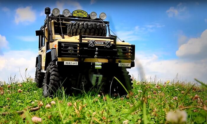 Sariel Built a Working LEGO RC Land Rover Defender 90