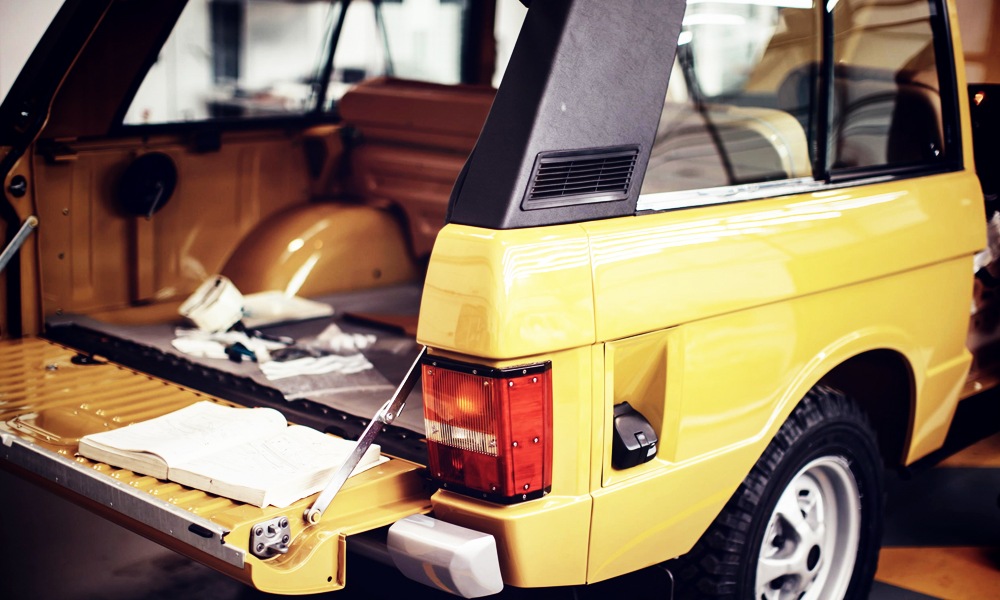 Land-Rover-Is-Reviving-the-1978-Three-Door-Range-Rover-Classic-5