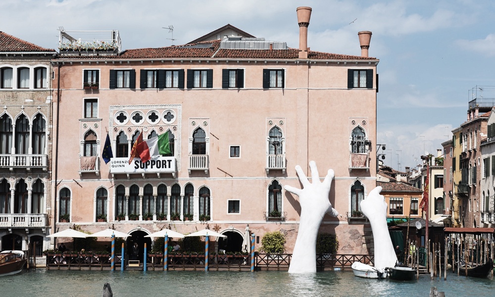 Giant-Hands-of-Venice-Grand-Canal-3