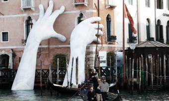 Giant-Hands-of-Venice-Grand-Canal