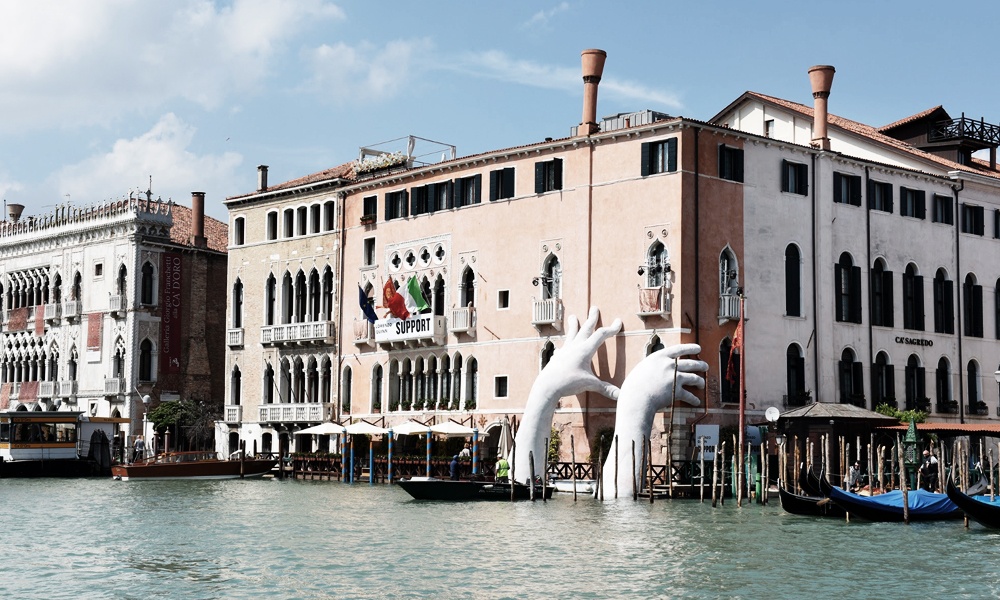 Giant-Hands-of-Venice-Grand-Canal-4