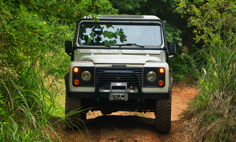 Land-Rover-Vintage-Defender-Off-Road-2