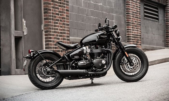 Triumph-Bonneville-Bobber-Black-1