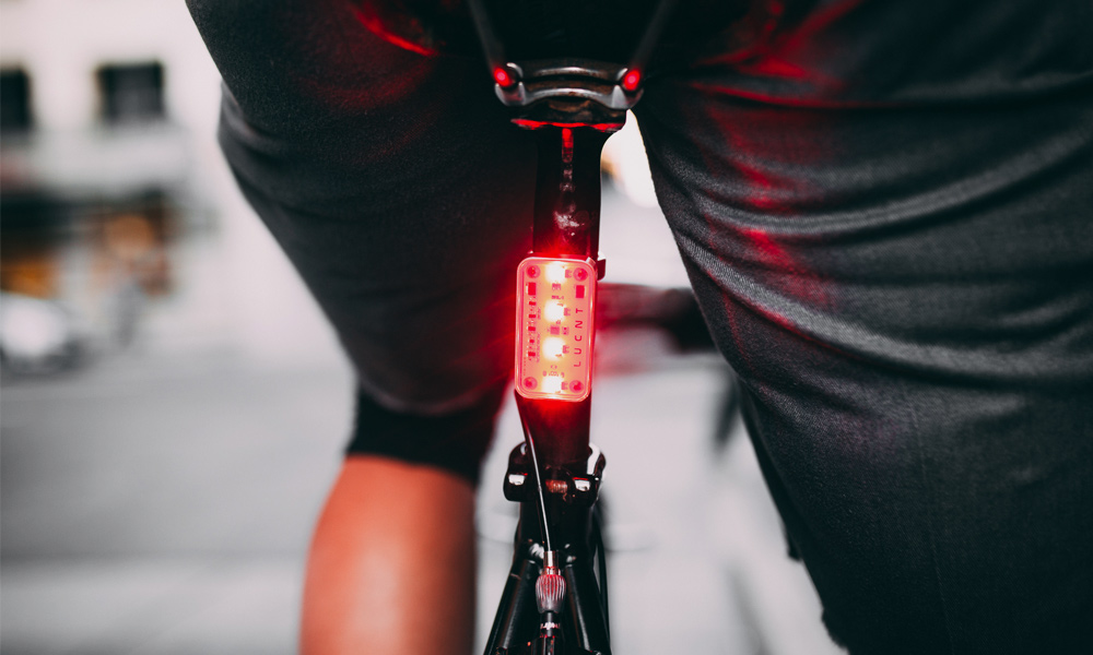 Lucnt-SRL1-Is-a-Bike-Light-That-Lets-People-Know-When-Youre-Slowing-Down-3