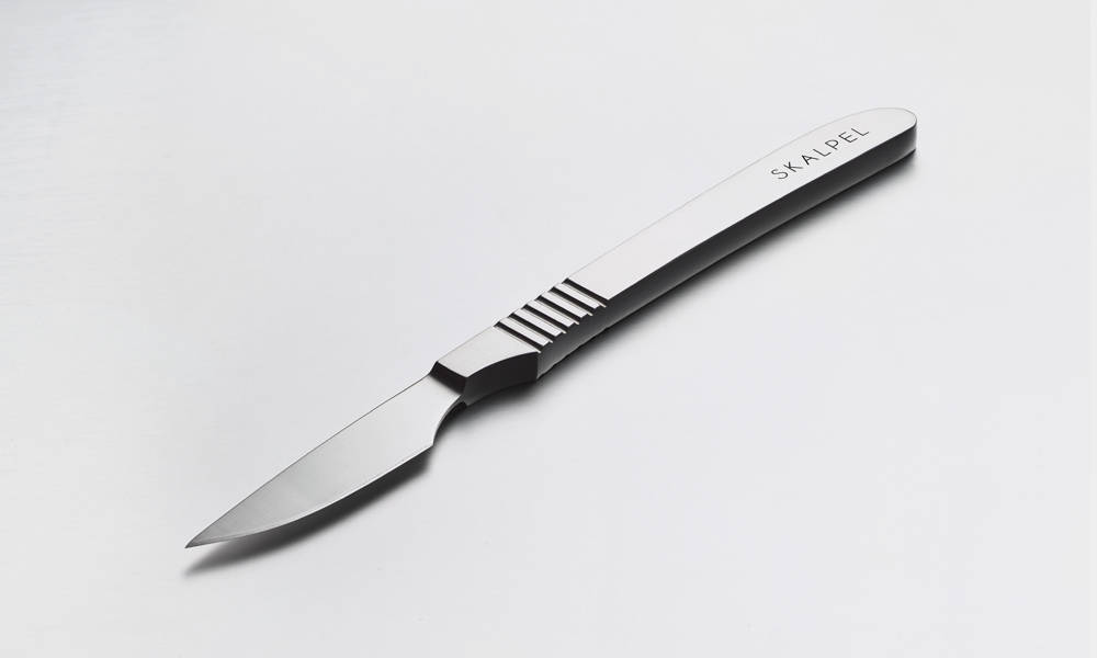 Skalpel-Is-a-Steak-Knife-That-Looks-Like-a-Surgeons-Scalpel-1