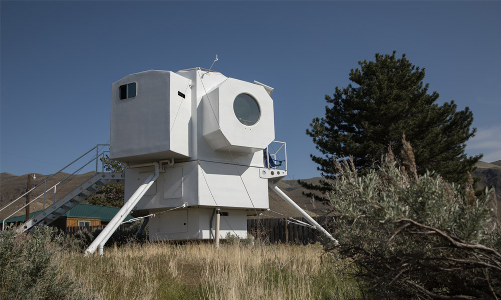 This-Tiny-Home-Is-Modeled-After-a-Lunar-Lander-2
