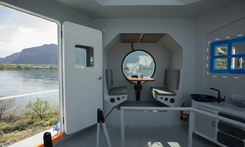 This-Tiny-Home-Is-Modeled-After-a-Lunar-Lander-3