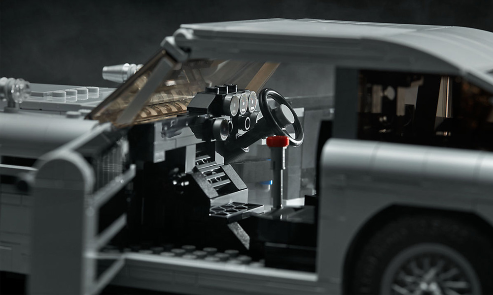 LEGO-James-Bond-Aston-Martin-DB5-5