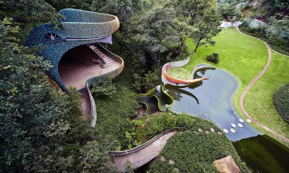 Airbnb-Will-Let-You-Stay-Inside-This-Giant-Snake-House-2