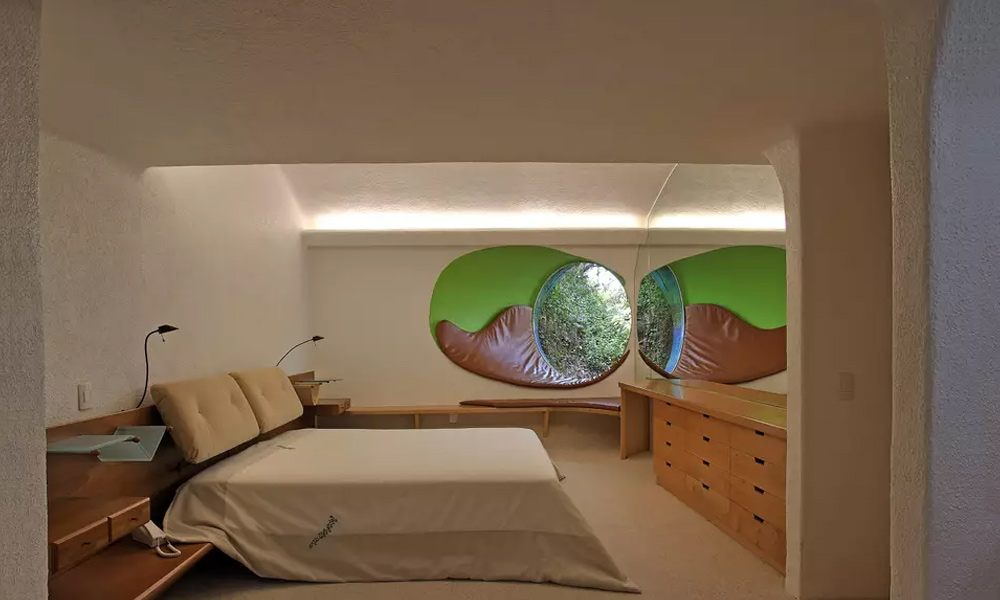 Airbnb-Will-Let-You-Stay-Inside-This-Giant-Snake-House-5