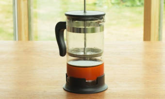 Grums-Grounds-Collector-Takes-the-Mess-out-of-French-Press-2
