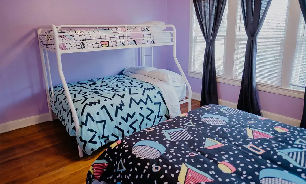 Stay-in-This-80s-Inspired-Airbnb-8