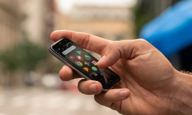 The New Palm Is a Credit Card-Sized Device That Keeps You Off Your Phone