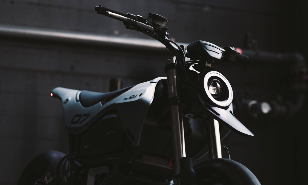 ZeroxHuge-Moto-Custom-Supermoto-Electric-Motorcycle-4