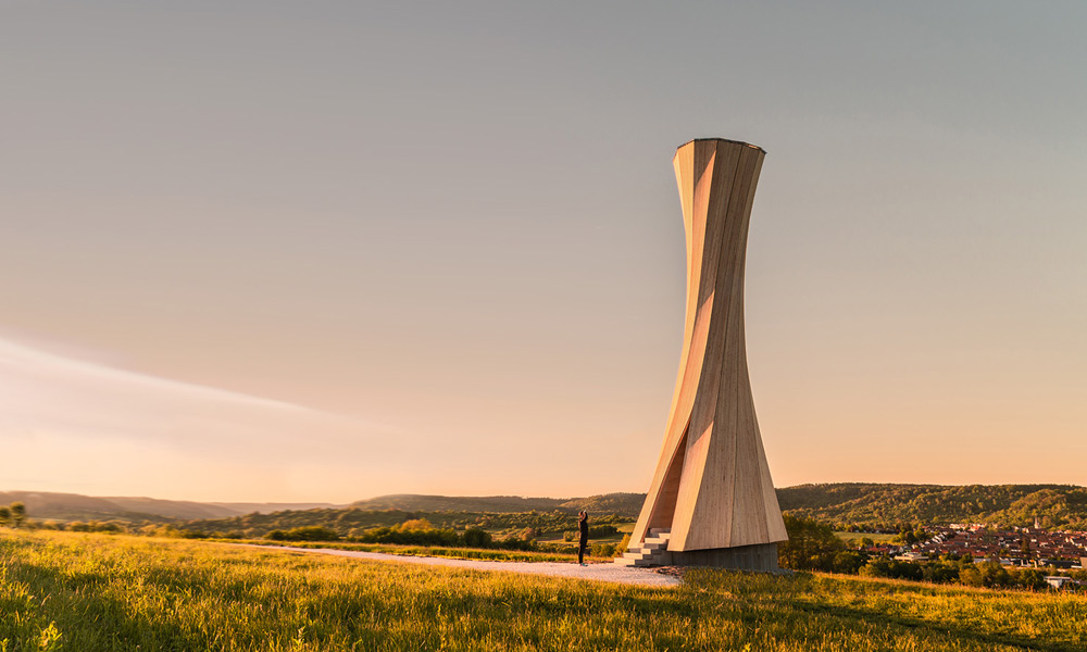 Self-Twisting Urbach Tower