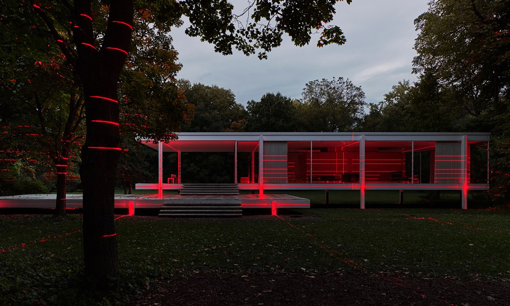 Mies-van-der-Rohe-Farnsworth-House-Illuminated-With-Lasers