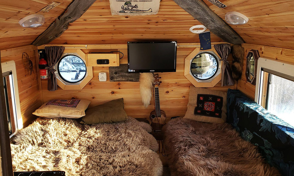 1996-Ford-F-350-Has-Its-Own-Log-Cabin-Mini-Home-3