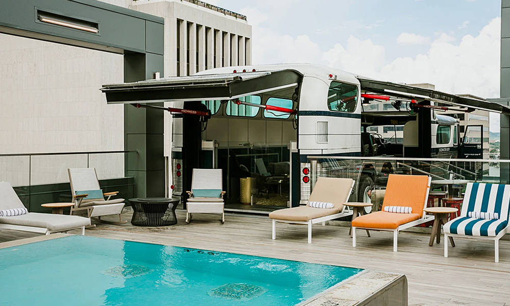 Bobby-Hotel-in-Nashville-Has-a-Custom-Greyhound-Bus-on-the-Roof-3