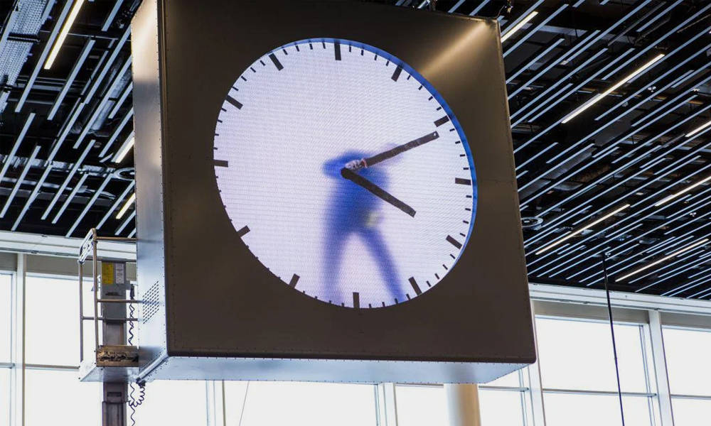 Mondrian-esque-Surreal-Clock-at-Schiphol-Airport-Looks-Like-Someone-is-Painting-the-Time-2