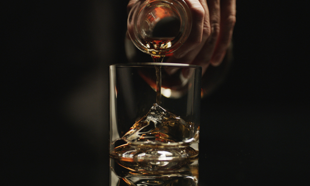 These Everest Crystal Whiskey Glasses Chill Drinks in 18 Seconds
