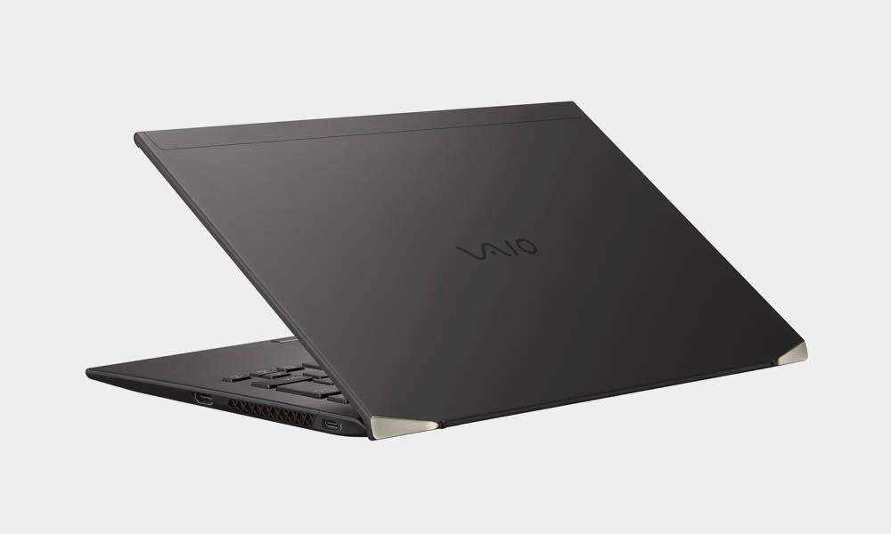 Vaio-Z-Laptops-Pack-the-Worlds-First-Three-Dimensional-Molded-Carbon-Fiber-Body-Design-3