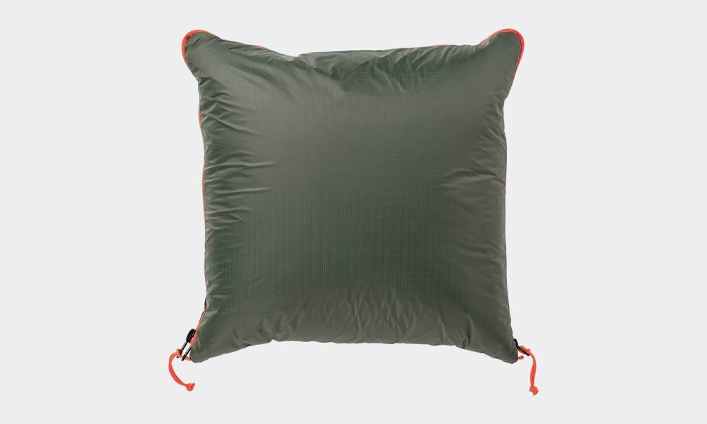 IKEA-FALTMAL-Pillow-Transforms-Into-a-Wearable-Quilt-1
