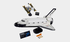 LEGO-NASA-Space-Shuttle-Discovery-Kit-1