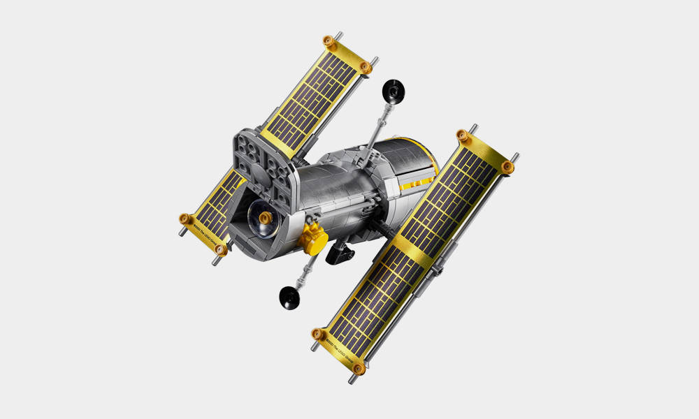 LEGO-NASA-Space-Shuttle-Discovery-Kit-4