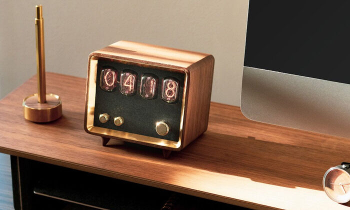 Retio-Retro-Radio-Bluetooth-Speaker-and-Clock-1