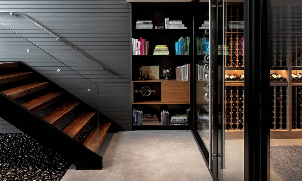 The-Glass-Link-House-Includes-a-Secret-Whiskey-Bar-3