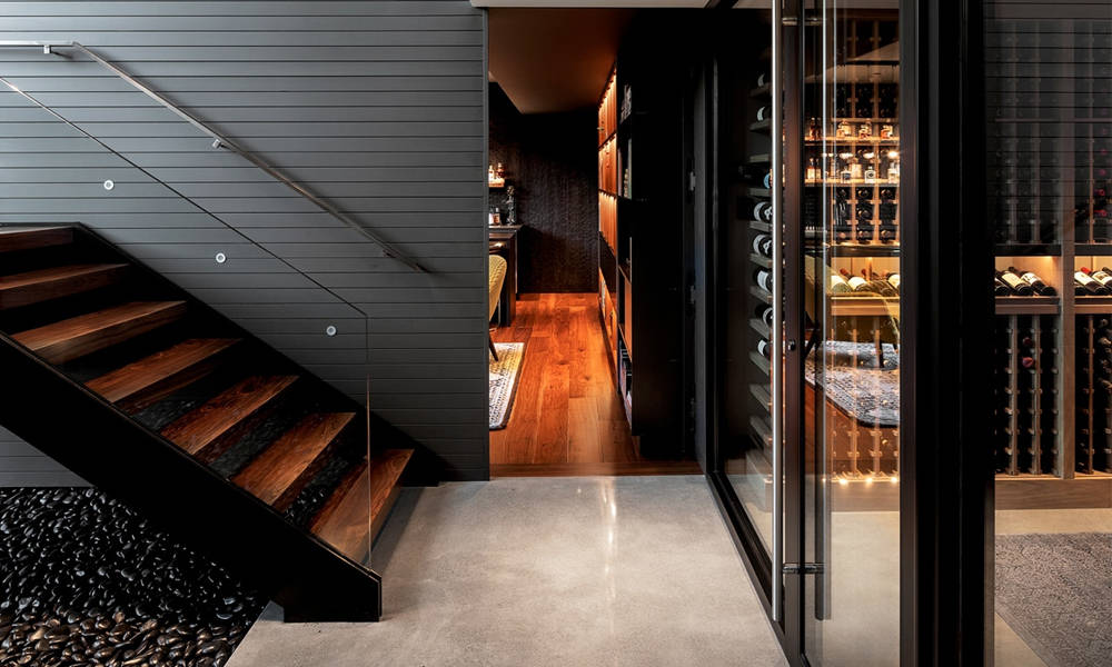 The-Glass-Link-House-Includes-a-Secret-Whiskey-Bar-4