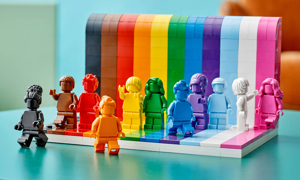 Lego-Pride-Month-Everyone-Is-Awesome-Set-4