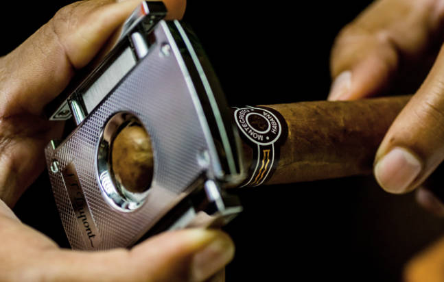 How-to-Cut-Light-and-Smoke-a-Cigar-3