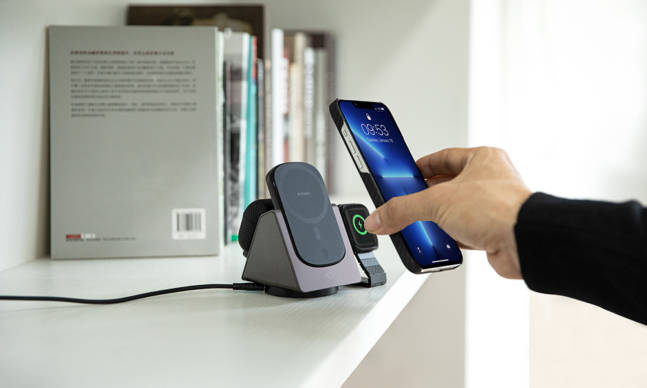 PITAKA’s MagEZ Slider Keeps All Your Devices Fully Charged