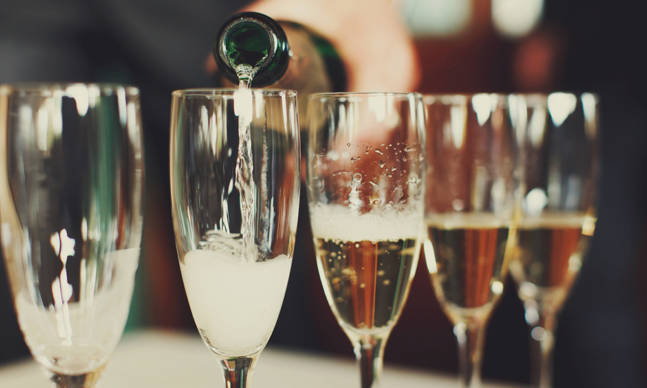 Sparkling Wine Vs Champagne: The Best Bottles to Celebrate New Year’s Eve