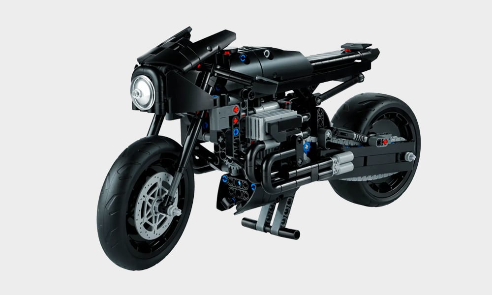 LEGO Is Releasing an Almost Thousand Piece Brick Model of the Batcycle From ‘the Batman’