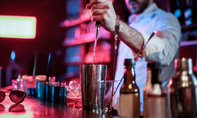 Bartenders Explain Why Cocktails Taste Better From the Bar (and How To Emulate Them)