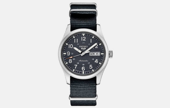 analog wristwatch