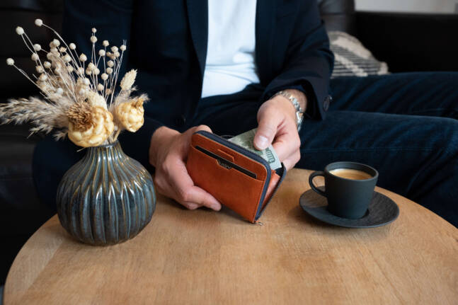 Vaultskin’s Stylish MAYFAIR Leather Zip Wallet Has Room for All Your Essentials