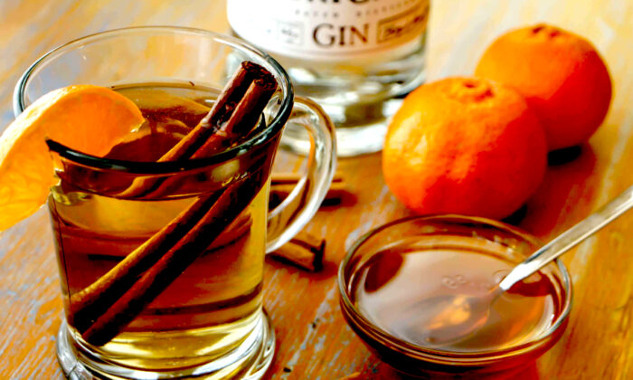 8-classic-cocktails-you-should-know-how-to-make-for-the-holidays-2